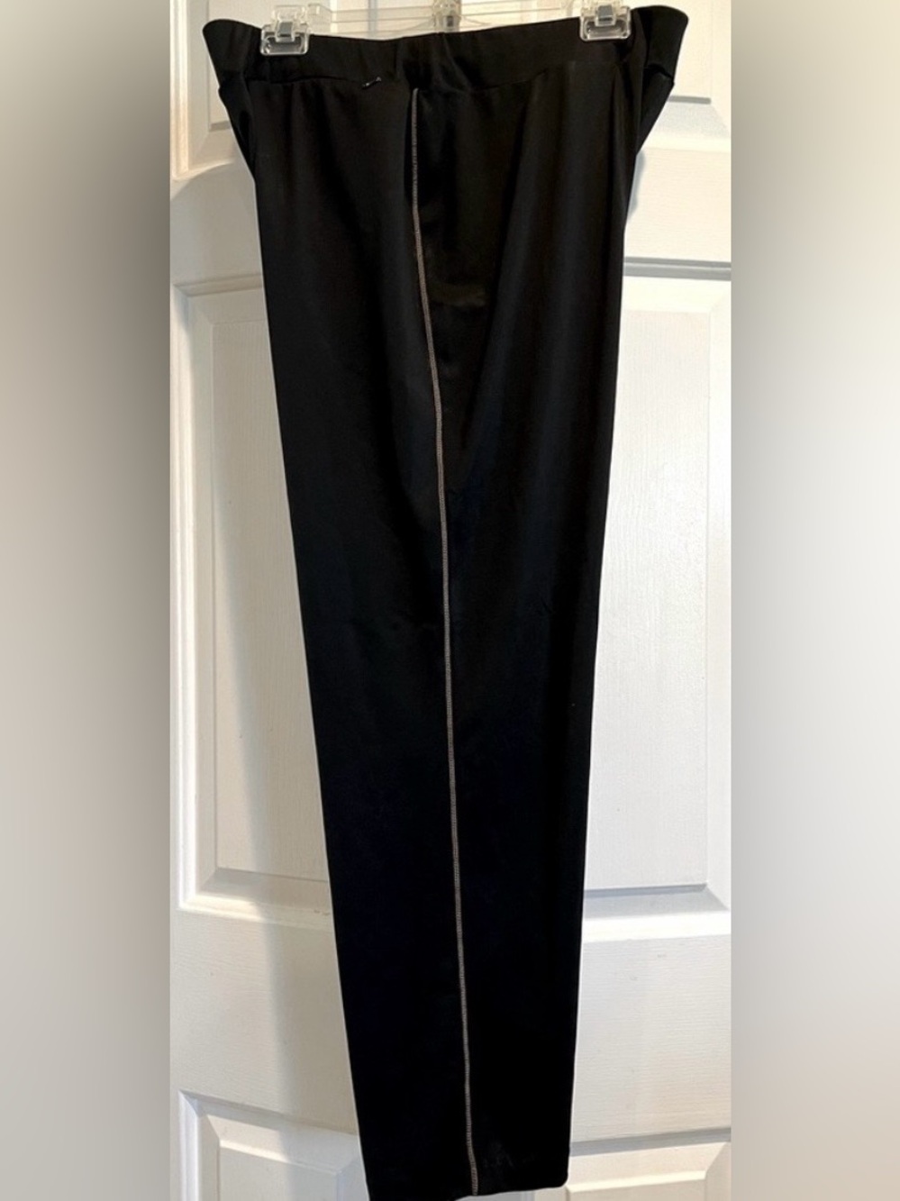 ZENERGY by CHICOS Black Stretchy w Back Zip Pocket & Side Seam Stitching